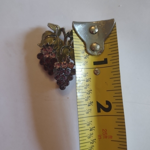 Vintage women's ESTATE rhinestone grape brooch pin - Picture 2 of 4